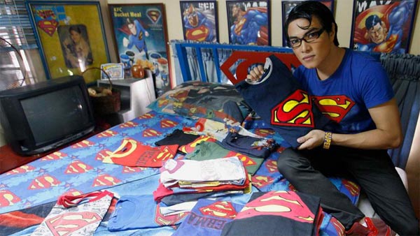 Supermen na Filipinma u svojoj sobi